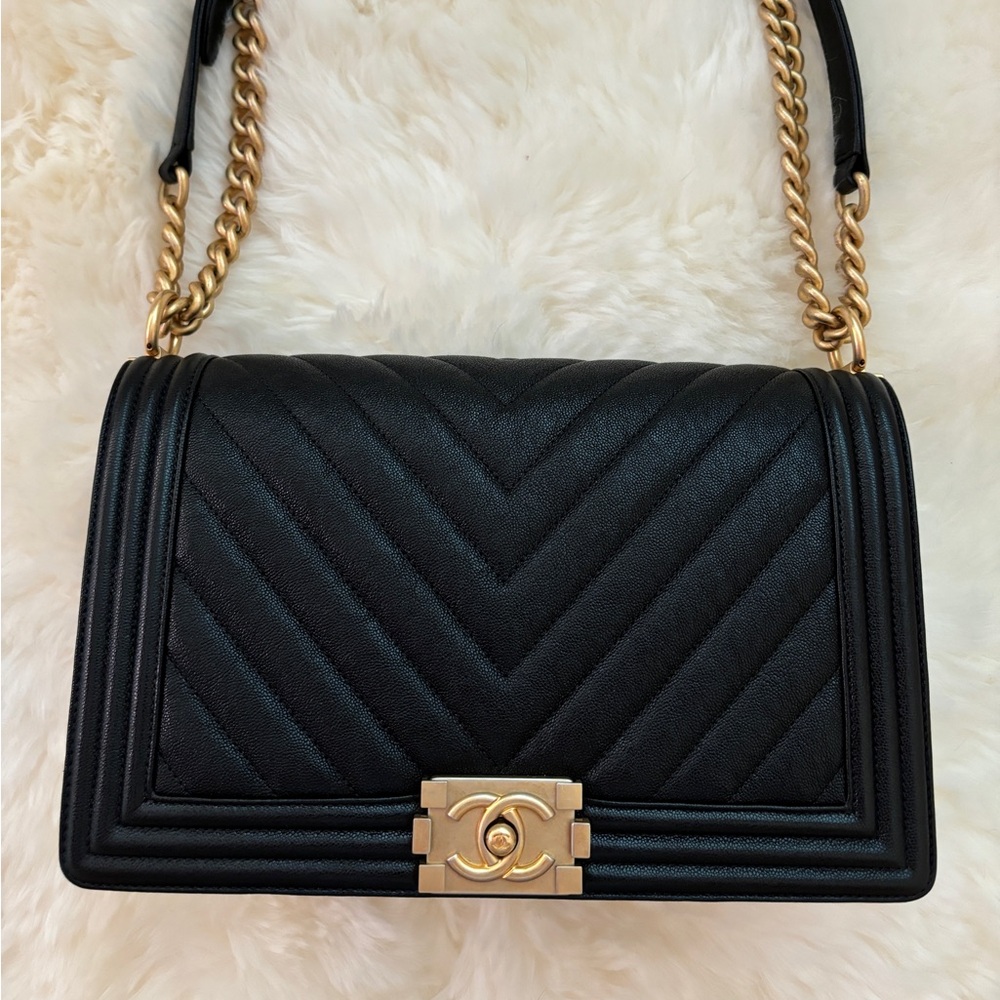 CHANEL CHEVRON QUILTED CAVIAR HANDBAG (pristine condition)